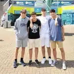 Adolescentes preparandose para estudiar ingles